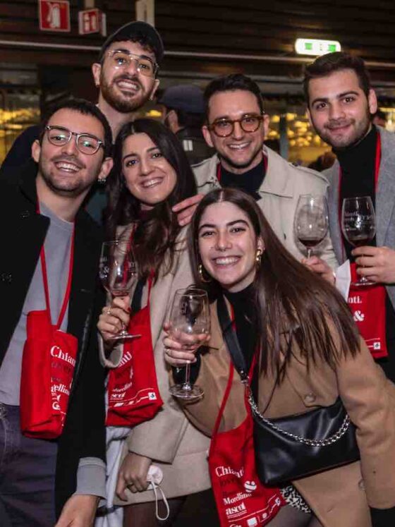 SI FAREBBE MOLTO PRIMA SE LEI TORNASSE VESTITA SOLTANTO DEL BICCHIERE