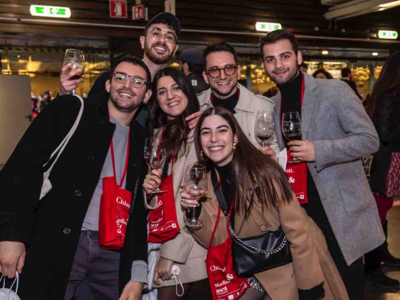 SI FAREBBE MOLTO PRIMA SE LEI TORNASSE VESTITA SOLTANTO DEL BICCHIERE