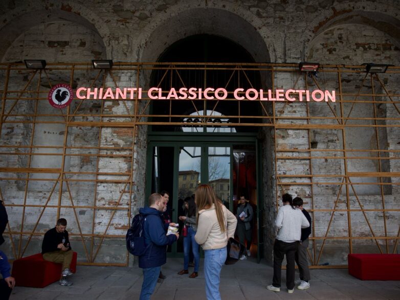 L’etichetta che fa la differenza: il Chianti Classico DOCG alza il volume.